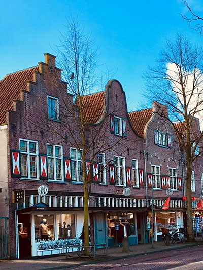 Leuke winkelstraat in Bergen Noord-Holland